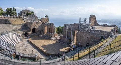 Extra wide angle view of the famous Greek theater of Taormina Foto stock