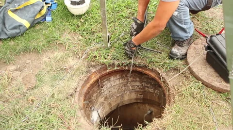 Extracting Water From Hole in Ground Vidéo 57222201
