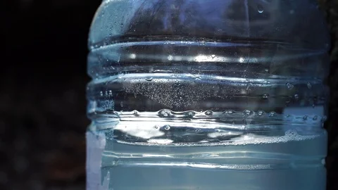 Extraction of birch tree sap. Early spring. 4k. Vidéo 88446189