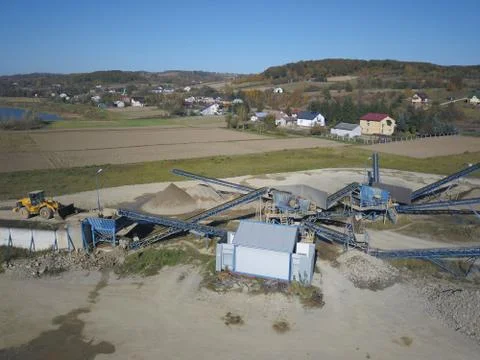 Extraction, washing, sorting and distraction of river gravel. Mining industry Foto stock