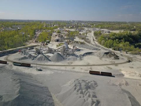 Extraction, washing, sorting and distraction of river gravel. Mining industry Foto stock