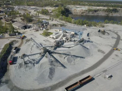 Extraction, washing, sorting and distraction of river gravel. Mining industry Foto stock
