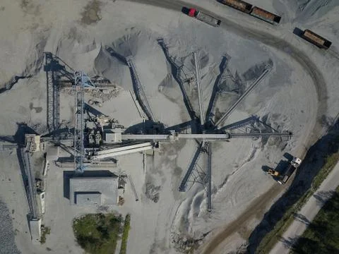 Extraction, washing, sorting and distraction of river gravel. Mining industry Foto stock