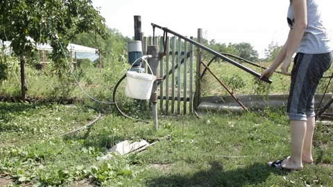 Extraction of water in the village Video stock 79754907