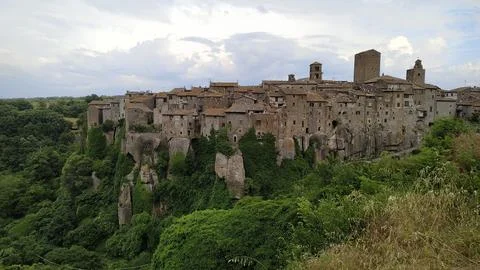 An extraordinary panoramic shot frames the unmistakable medieval profile of.. Foto stock