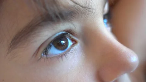 Extreem close up an eye of child looking away Video stock 140432771