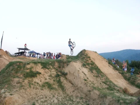 Extreme bicycle riders Stockbeeldmateriaal 80399205