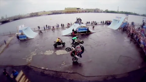 Extreme bikes on the ramps 库存影片 44474447