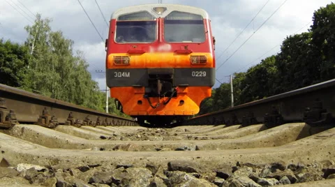 Extreme camera is mounted under the train on the rails. Vidéo 40516876