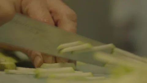 Extreme close-up chef cutting apple into fries Vídeos de archivo 336173907