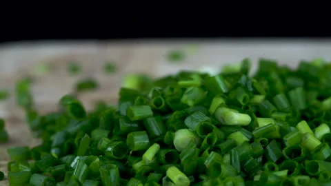 Extreme close up chopped Spring onion fall down in to each othe 库存影片 136352067