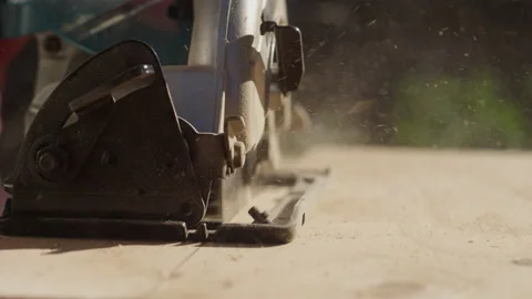 Extreme close-up on a circular saw cutting a piece of wood in slow motion Video stock 132540772