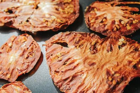 Extreme close-up of a dried tomato slice showing translucent. Fotos de archivo