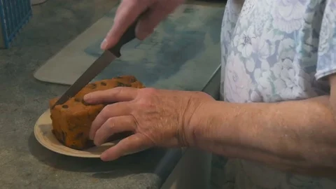 Extreme close up elderly womans hands cutting cake Vidéo 71641322