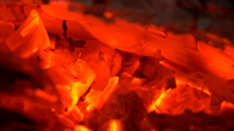 Extreme close up glowing embers burns in the fireplace. 库存影片 170226341