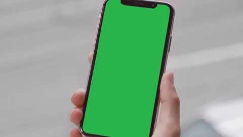 Extreme Close Up Green Screen hand Holding Mobile Smartphone Chroma Cellphone Vidéo 107500848