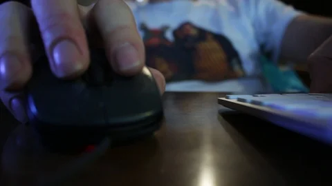 Extreme close up of hands using mouse and keyboard, facing camera. Vídeos de archivo 95701846