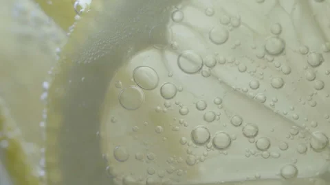 Extreme Close-Up of Lemon Slice in Sparkling Lemonade Video stock 330188958