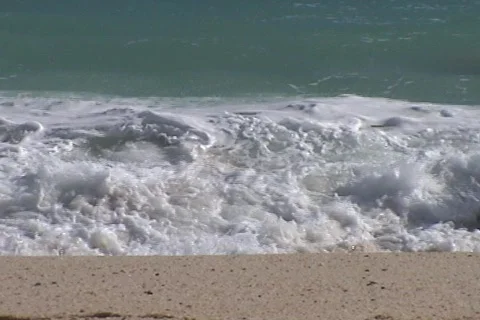 Extreme Close Up Loop waves breaking on Cabo Beach Stockbeeldmateriaal 124579