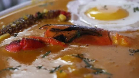 Extreme close-up macro of a shrimp chupe with fried egg Vídeos de archivo 167370851