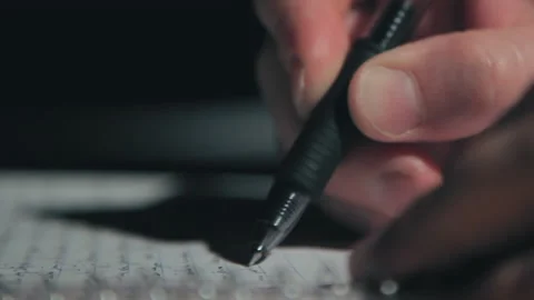Extreme close up of note being handwritten on ruled paper in spiral Vidéo 134479024