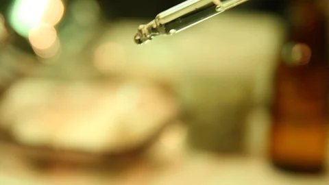 Extreme Close-Up of a pipette dropping drops Video stock 116538388