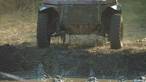 Extreme close-up of a powerful off-road UTV covered in dirt and mud Vídeo Stock 344876167