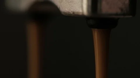 Extreme Close up preparing aromatic coffee 스톡 동영상 105272810