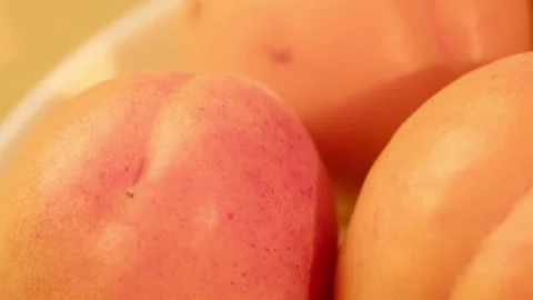 Extreme Close-up of Ripe Apricots with Soft Warm Lighting Vidéo 335433133