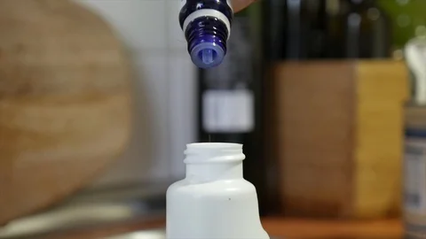 Extreme close up shot,  dropping water in a white plastic bottle. Blurred Vidéo 123089485