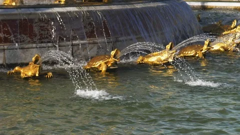 Extreme close up slow motion clip of latona fountain at versailles, paris Vidéo 89792148
