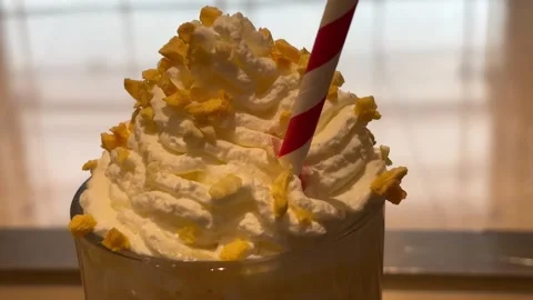 Extreme Close Up Smooth Push In On Mango Smoothie Whipped Cream Vídeos de archivo 332662378