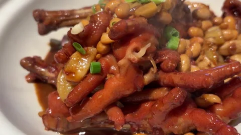 Extreme Close Up Steaming Braised Chicken Feet with Soybeans Vídeos de archivo 332382640