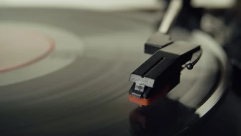 Extreme Close Up of Stylus on Rotating Vinyl in the sunlight 库存影片 345396482