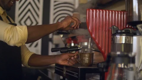 Extreme close up view of hands making coffee in slow motion. Vídeo Stock 111339855