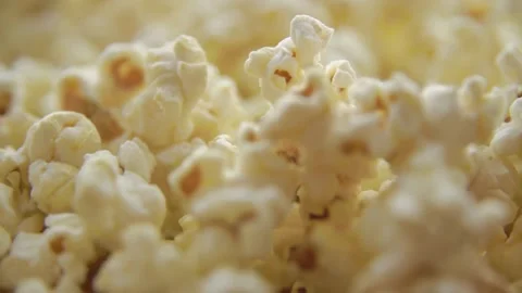 Extreme close up of white fluffy cooked popcorn kernels Vídeos de archivo 333834809
