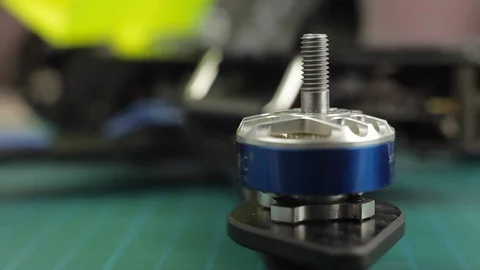 Extreme close up of young man's hands assembling FPV racing drone. Installing Vidéo 128820748