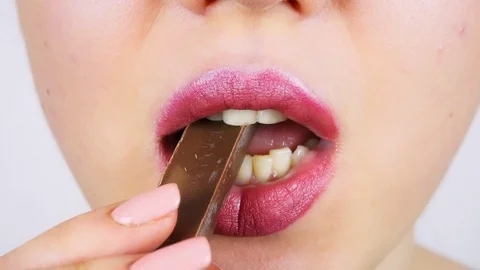 Extreme close-up of young woman's lips. Vídeo Stock 112956846