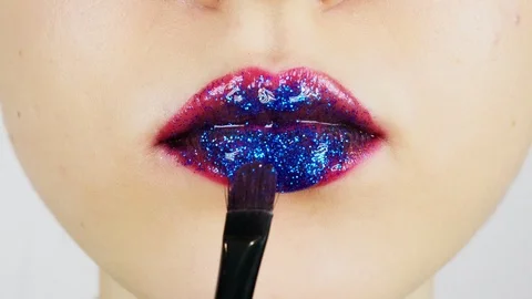 Extreme close-up of young woman's lips. Vídeo Stock 112957645