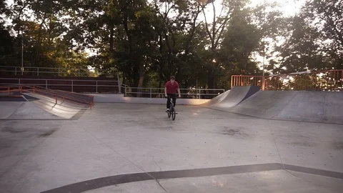 Extreme cool biker in training doing midair turns and flips practicing dangerous Video stock 118963870