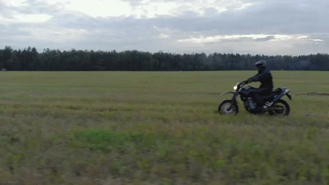 Extreme driving a motorcycle on rough terrain Vídeo Stock 113383139
