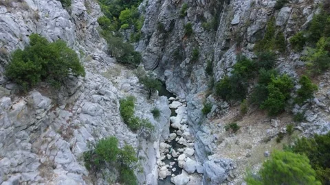 Extreme drone flight between rocks in a canyon Video stock 168402557