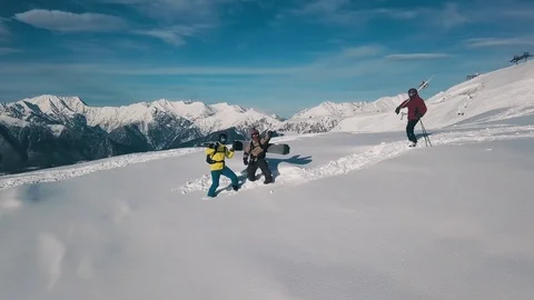 Extreme long shot group of active winter sport people dancing and having fun 库存影片 120833589