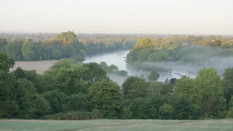 Extreme long shot of Thames river bend on misty morning 스톡 동영상 150376049