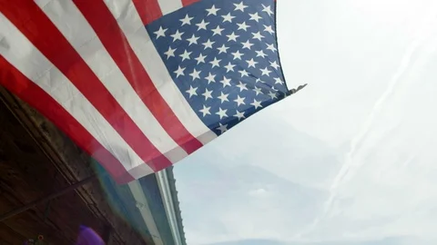 Extreme low angle American Flag in slow motion Vidéo 122390843