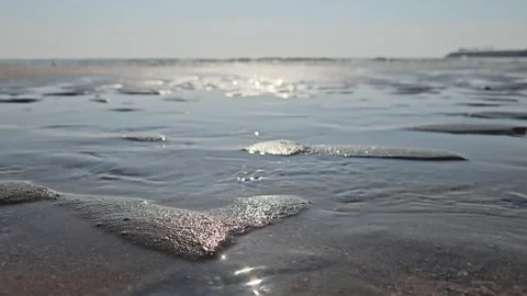 Extreme Low Angle Foam and Sunlight on Calm Ocean Shore, 4K Vídeos de archivo 330035546