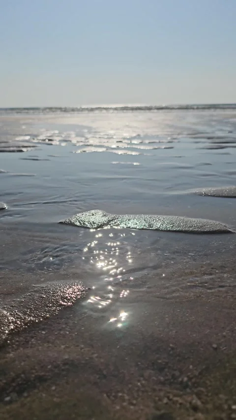Extreme Low Angle Sunlight Sparkle on Gentle Ocean Shore, 4K Vídeos de archivo 330035539