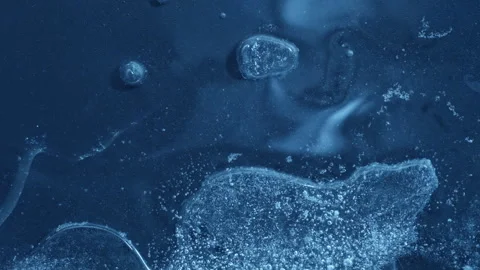Extreme macro close-up of cracked blue melting ice texture in time lapse 库存影片 334458360