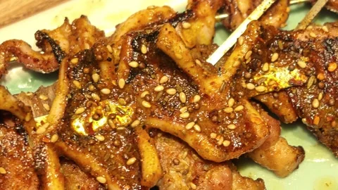 Extreme Macro Close-Up of Spiced Grilled Octopus Skewers Vidéo 344853342
