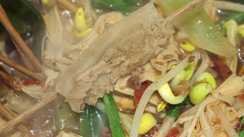 Extreme Macro Close-up of Tripe Skewers in Spicy Asian Hot Pot Vidéo 344853286